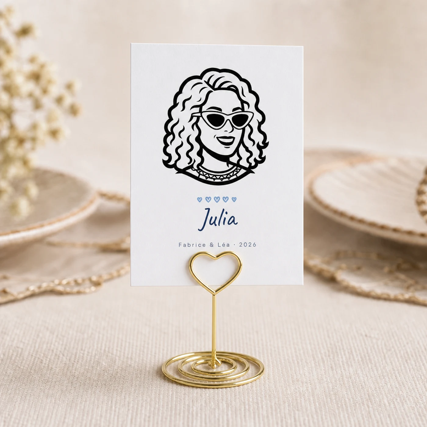 Marque-place personnalisé avec le portrait illustré de Julia, sur un porte-carte doré